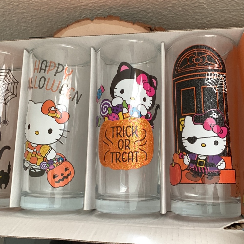 Hello Kitty Sanrio Halloween Glass Set - Picture 4 of 9